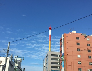 青空の中のレインボータワー