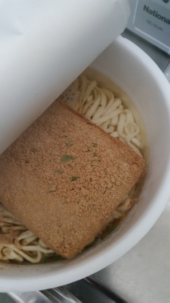 俺的、カップ麺のお揚げをおいしく食べる方法 before