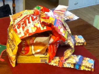 中身の入ったお菓子の袋でできてます