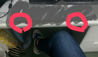 静電気除去シート 設置位置はデスクの裏っかわ