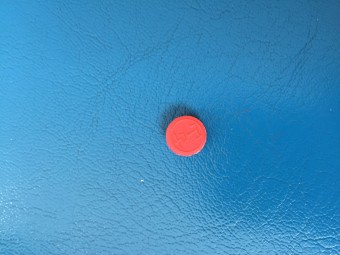 座っていた椅子の上にありました。