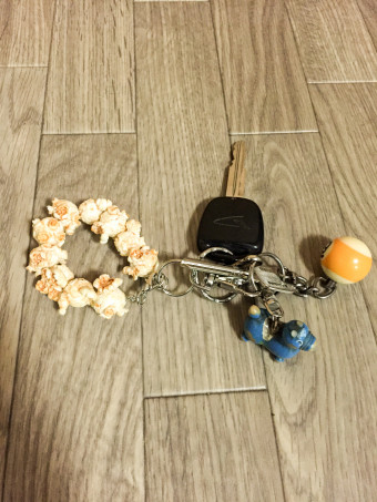 左のブツはいったい…