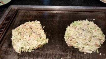 夜のお好み焼き