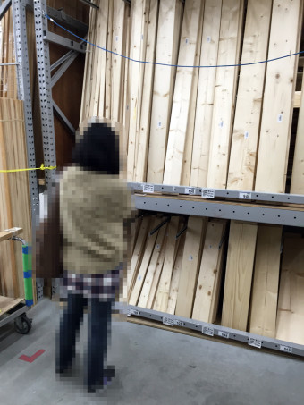 ブツを吟味する（？）かみさん