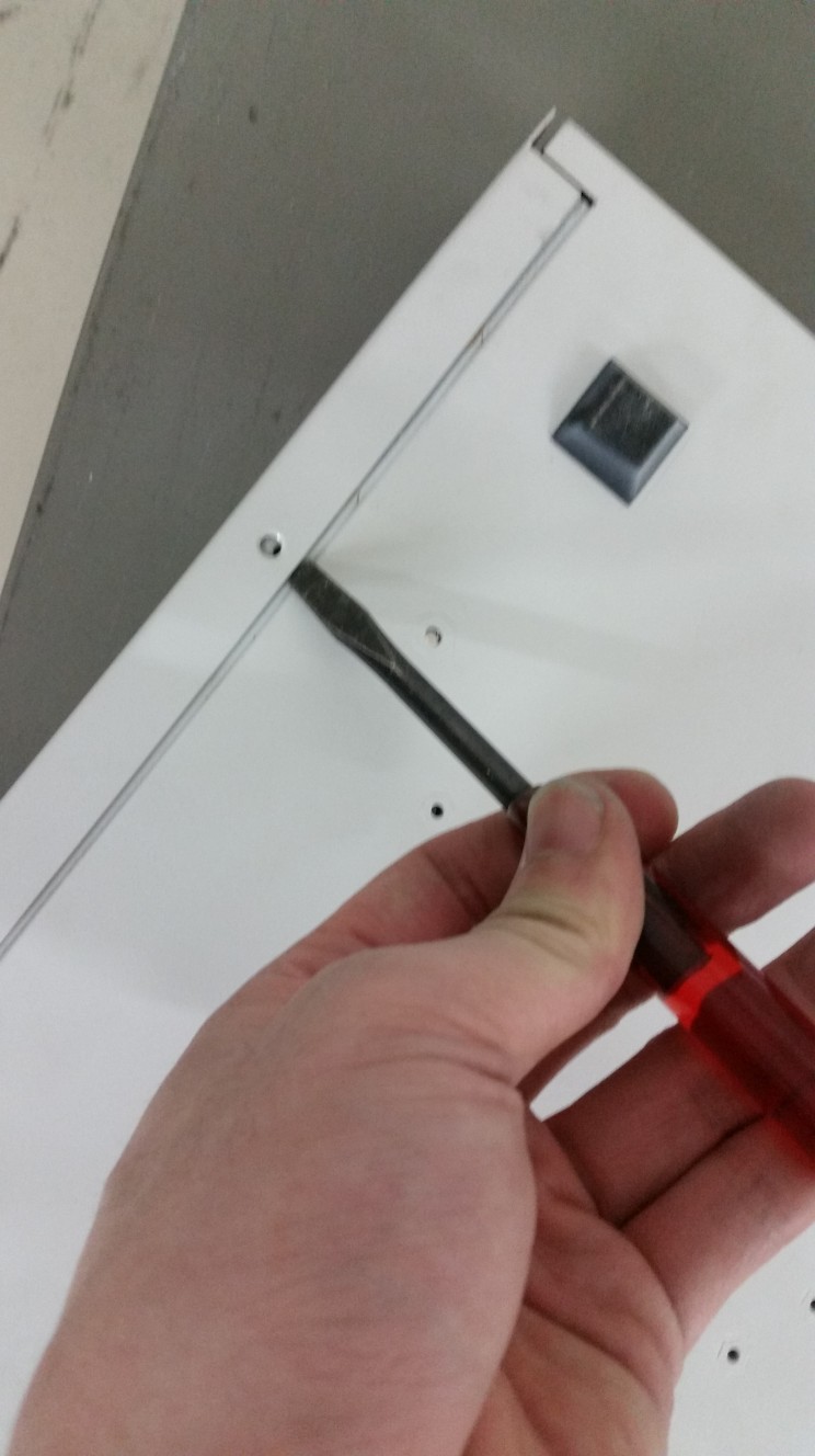 うまく空けられない時は、傷つけないようにマイナスドライバーを使用