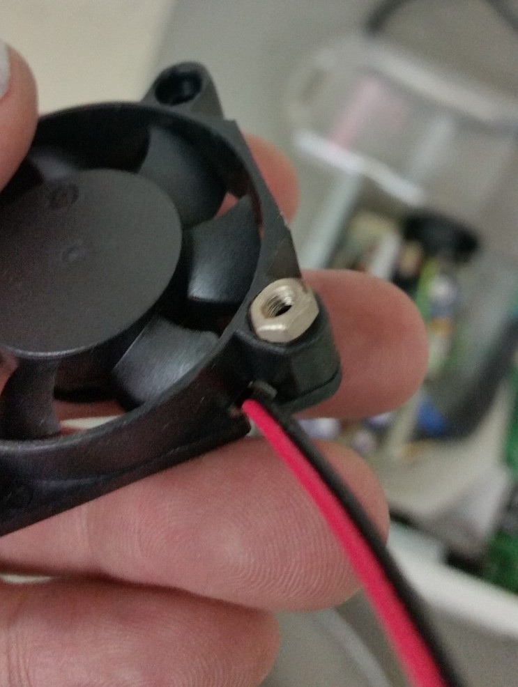 問題に装具 その① 市販のファンでは、ナットが穴にあわない……(><)