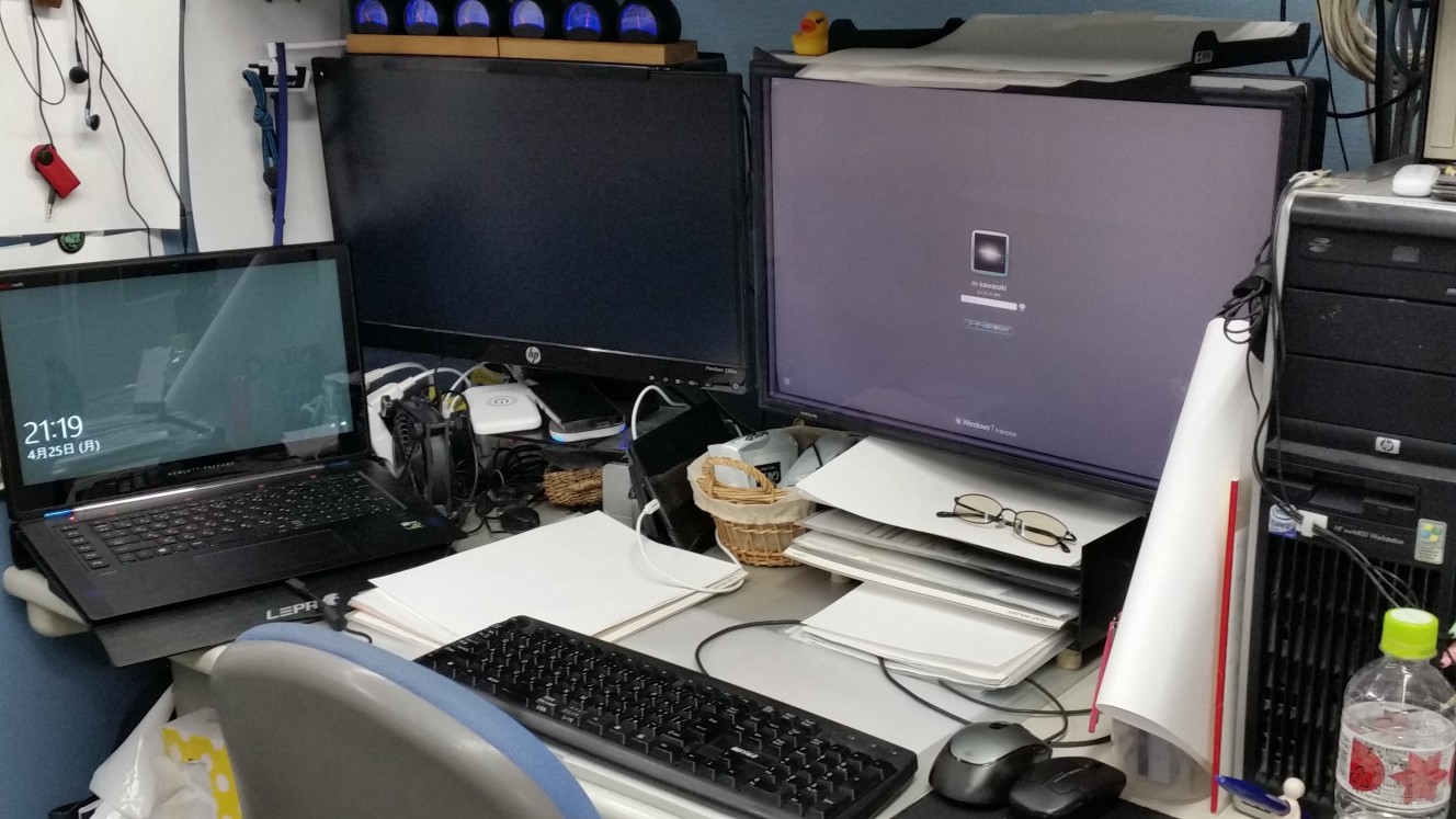 職場のパソコンデスク