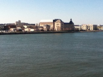 向かい岸の「みなとぴあ」