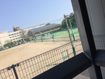 遠くに見えるテニス姿・・・