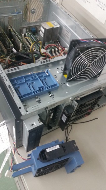 パソコン内部のお掃除 掃除をしやすいように、少し解体