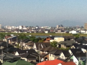 霧の向こうにうっすらと