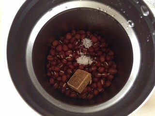 コンソメ、塩、熱湯を入れ