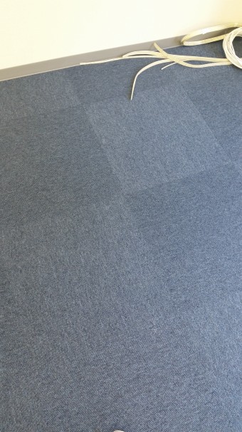 タイルカーペットは、寸法はかりやすくて助かる