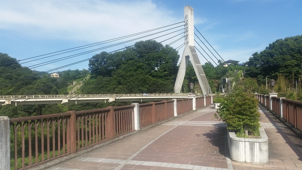 旧秩父橋と秩父橋 TV版あの花のキービジュアル 