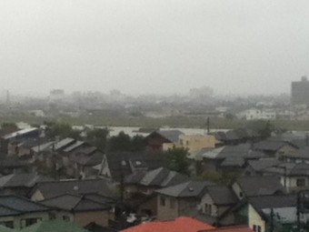 雨で見えるわけありません