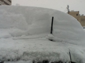 車のアンテナがすっぽり隠れるくらいの積雪でした