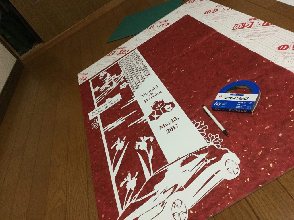 あとはボードに赤い和紙を貼って切り絵を張って完成